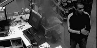 Rablás elkövetőit keresi a Pécsi Rendőrkapitányság Rablás elkövetőit keresi a Pécsi Rendőrkapitányság