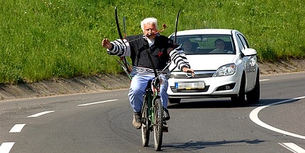 Nyugdíjas artista ejtette ámulatba az autósokat Árpádtetőnél Nyugdíjas artista ejtette ámulatba az autósokat Árpádtetőnél