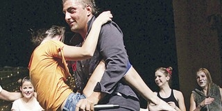 Győzike nyakába akaszkodtak a csajok Győzike nyakába akaszkodtak a csajok