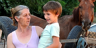 Unokáiért harcol a nagymama, szerinte jogtalanul vitték el őket