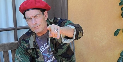 Félholtra szexelte magát Charlie Sheen Félholtra szexelte magát Charlie Sheen