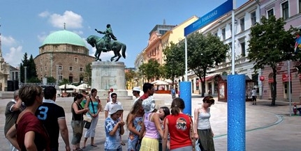 Vizet oszt a hőségriadó alatt a Tettye Forrásház a pécsieknek Vizet oszt a hőségriadó alatt a Tettye Forrásház a pécsieknek