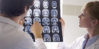 Első fokon nyolcvan klinikai dolgozó nyert, de hétszáz perel