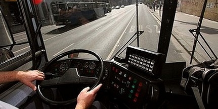 Az autóbusza alatt keresett menedéket a rendőrök elől egy sofőr Az autóbusza alatt keresett menedéket a rendőrök elől egy sofőr