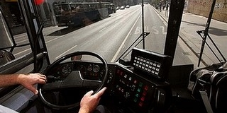 Az autóbusza alatt keresett menedéket a rendőrök elől egy sofőr Az autóbusza alatt keresett menedéket a rendőrök elől egy sofőr