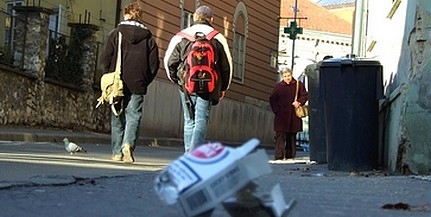 Tök mindegy, hogy tilos, aki dohányos, rágyújt közterületen is Tök mindegy, hogy tilos, aki dohányos, rágyújt közterületen is
