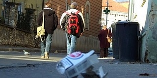 Tök mindegy, hogy tilos, aki dohányos, rágyújt közterületen is Tök mindegy, hogy tilos, aki dohányos, rágyújt közterületen is
