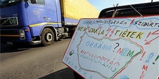 Tüntetés: 54 autós, kétszázan a téren - KÉPGALÉRIA, VIDEÓ Tüntetés: 54 autós, kétszázan a téren - KÉPGALÉRIA, VIDEÓ