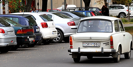 Egymás hegyén-hátán parkolnak az autók Uránvárosban Egymás hegyén-hátán parkolnak az autók Uránvárosban