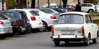 Egymás hegyén-hátán parkolnak az autók Uránvárosban