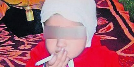Anyjával együtt cigizik és kávézik egy kétéves kislány Anyjával együtt cigizik és kávézik egy kétéves kislány