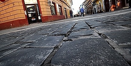 A hét kérdése: hova tűntek a burkolókövek a Boltív közből?
