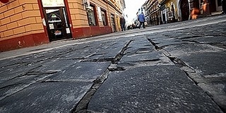 A hét kérdése: hova tűntek a burkolókövek a Boltív közből? A hét kérdése: hova tűntek a burkolókövek a Boltív közből?