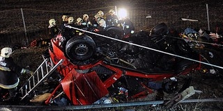 Tragédia: letarolta a kisbuszt a kamion, tizennégyen meghaltak