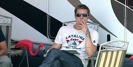 Brad Pitt láncdohányos, most Pesten próbálják kigyógyítani Brad Pitt láncdohányos, most Pesten próbálják kigyógyítani