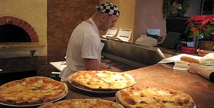 Drágábban adják a pizzát Nápolyban a politikusoknak Drágábban adják a pizzát Nápolyban a politikusoknak