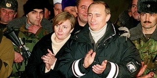Putyin verte a feleségét, közben párszor félrelépett Putyin verte a feleségét, közben párszor félrelépett