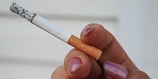 Újabb csapás a dohányosokra: megtizedelnék az árusítóhelyeket