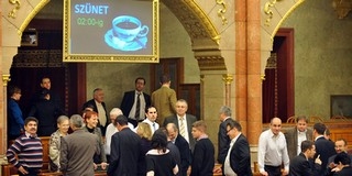 Hoppá: most az ellenzék szívatja a Fideszt a parlamentben