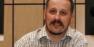 A boltokban már a pécsi író-tanár báró Eötvösről írt könyve A boltokban már a pécsi író-tanár báró Eötvösről írt könyve
