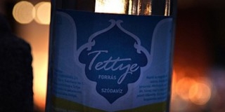 Tettye-vizet árusítanak a Zsolnay-negyedben Tettye-vizet árusítanak a Zsolnay-negyedben