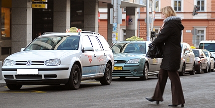 Nem emelnek árat a pécsi taxisok, most is alig van már kuncsaftjuk Nem emelnek árat a pécsi taxisok, most is alig van már kuncsaftjuk