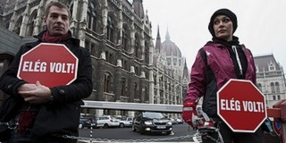 LMP-s képviselők láncolták le magukat a Parlamentnél LMP-s képviselők láncolták le magukat a Parlamentnél