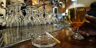 Januártól eltűnnek a hamutartók a Király utcai kocsmák asztalairól Januártól eltűnnek a hamutartók a Király utcai kocsmák asztalairól