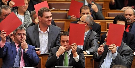 Kivonult az MSZP a parlament üléséről Kivonult az MSZP a parlament üléséről