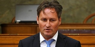 Buktak a tőzsdéző országgyűlési képviselők