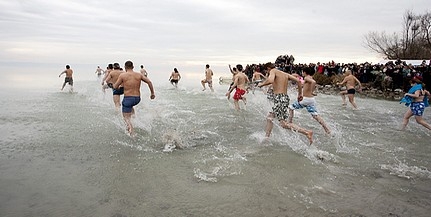 Újévi csobbanás Szigligeten: harmincan a 2 fokos Balatonban Újévi csobbanás Szigligeten: harmincan a 2 fokos Balatonban