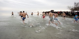 Újévi csobbanás Szigligeten: harmincan a 2 fokos Balatonban Újévi csobbanás Szigligeten: harmincan a 2 fokos Balatonban