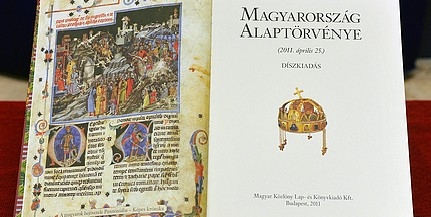 Tizenötezerért adják az Alaptörvény díszkiadását, eddig tízezret rendeltek Tizenötezerért adják az Alaptörvény díszkiadását, eddig tízezret rendeltek