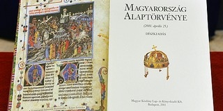 Tizenötezerért adják az Alaptörvény díszkiadását, eddig tízezret rendeltek