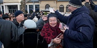 Ingyen CD-ért tülekedtek Mary Zsuzsi ravatalánál Ingyen CD-ért tülekedtek Mary Zsuzsi ravatalánál