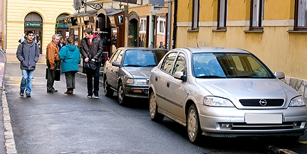 Büntették, de már újra a járdára állva lehet parkolni a Teréz utcában Büntették, de már újra a járdára állva lehet parkolni a Teréz utcában
