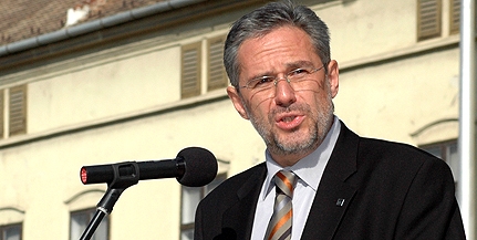 Nem lesz kötelező a kamarai tagság, de évi ötezerért regisztrálniuk kell a vállalkozóknak Nem lesz kötelező a kamarai tagság, de évi ötezerért regisztrálniuk kell a vállalkozóknak