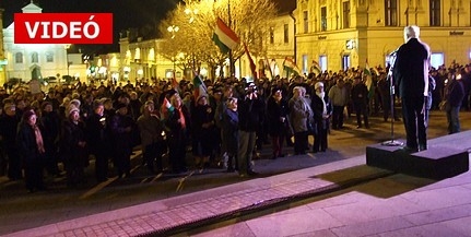 Százak tüntettek Pécs főterén a hazánkat ért támadások ellen