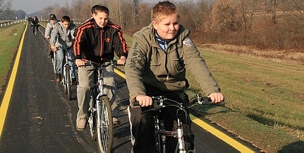 Ellopják a korlátokat, hogy autóval is rámehessenek a pellérdi bicikliútra - Tajtiék tehetetlenek Ellopják a korlátokat, hogy autóval is rámehessenek a pellérdi bicikliútra - Tajtiék tehetetlenek