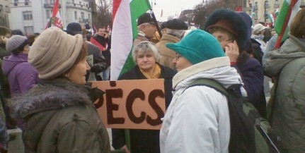 Hatalmas tömeg, köztük több száz pécsi gyűlt össze a Hősök terén Hatalmas tömeg, köztük több száz pécsi gyűlt össze a Hősök terén
