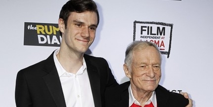 Hugh Hefner a fiánál is fiatalabb nőkkel hetyeg Hugh Hefner a fiánál is fiatalabb nőkkel hetyeg