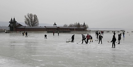 Félúton eltűnt egy korcsolyázó a Balaton jegén, a tűzoltók keresik Félúton eltűnt egy korcsolyázó a Balaton jegén, a tűzoltók keresik