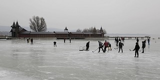 Félúton eltűnt egy korcsolyázó a Balaton jegén, a tűzoltók keresik