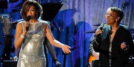 Elhunyt Whitney Houston: hotelszobájában talált rá testőre Elhunyt Whitney Houston: hotelszobájában talált rá testőre