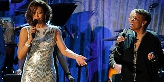 Elhunyt Whitney Houston: hotelszobájában talált rá testőre Elhunyt Whitney Houston: hotelszobájában talált rá testőre