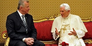 Rovásírásos bibliát kapott ajándékba a pápa