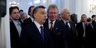 Orbán jogellenesnek nevezte a kohéziós támogatások befagyasztását