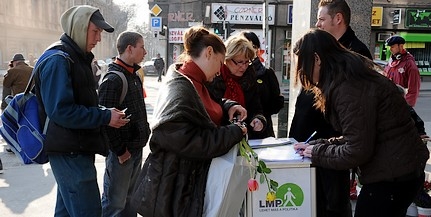 Beindult Pécsett is az LMP: több helyen is gyűjtik az aláírásokat Beindult Pécsett is az LMP: több helyen is gyűjtik az aláírásokat