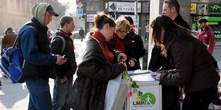 Beindult Pécsett is az LMP: több helyen is gyűjtik az aláírásokat Beindult Pécsett is az LMP: több helyen is gyűjtik az aláírásokat