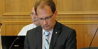 Hódosi Verára még várnak, ezért egy hónappal tovább dolgozik az eladósodást vizsgáló bizottság Hódosi Verára még várnak, ezért egy hónappal tovább dolgozik az eladósodást vizsgáló bizottság